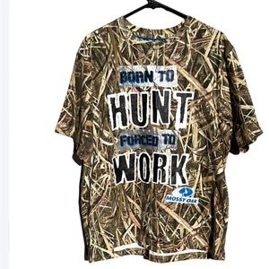 NWOT Mossy Oak “Born to Hunt Forced to Work” Graphic Camo T-Shirt Large